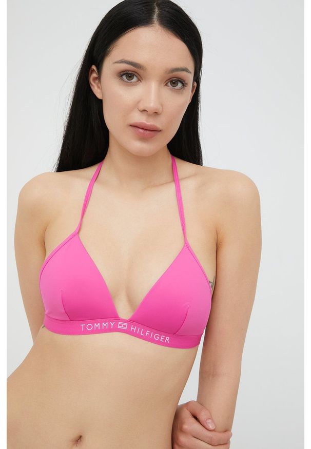 TOMMY HILFIGER - Tommy Hilfiger biustonosz kąpielowy kolor fioletowy lekko usztywniona miseczka. Kolor: fioletowy. Materiał: materiał, włókno. Wzór: nadruk