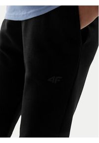 4f - 4F Spodnie dresowe 4FJWSS24TTROF587 Czarny Regular Fit. Kolor: czarny. Materiał: bawełna