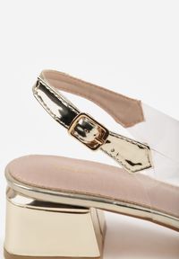 Renee - Złote Przezroczyste Sandały VICES na Słupku Ozdobione Cyrkoniami Sarlisa. Zapięcie: sprzączka. Kolor: złoty. Materiał: satyna. Wzór: aplikacja. Obcas: na słupku #5