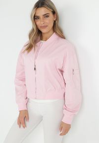 Born2be - Różowa Kurtka Bomberka z Szerokimi Rękawami Zdobionymi Kieszonkami Bryar. Kolor: różowy. Długość: krótkie. Wzór: aplikacja #5