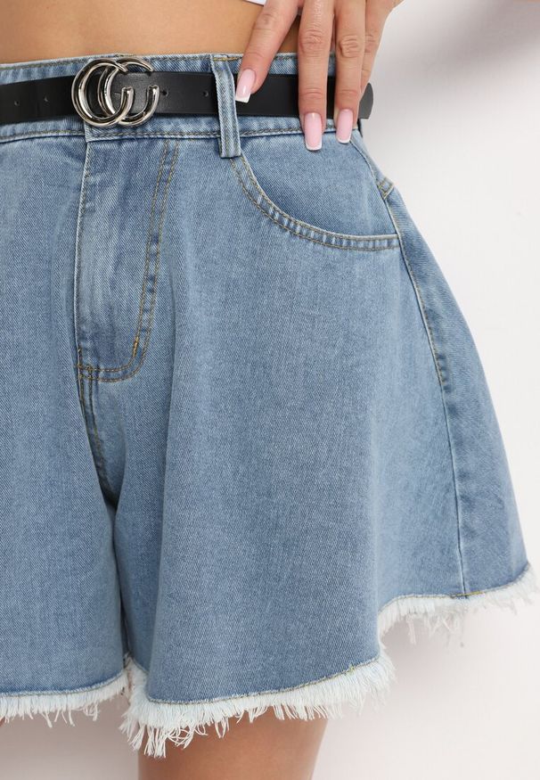 Born2be - Niebieskie Jeansowe Szorty o Luźnym Fasonie z Dodatkowym Paskiem Cilike. Okazja: na co dzień. Stan: podwyższony. Kolor: niebieski. Materiał: jeans. Wzór: aplikacja. Styl: elegancki, casual