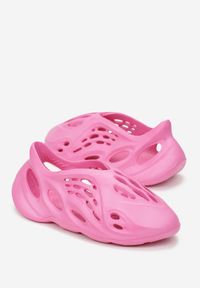 Born2be - Fuksjowe Sneakersy z Pianki Zdobione Wycięciami Harelle. Kolor: różowy. Wzór: aplikacja
