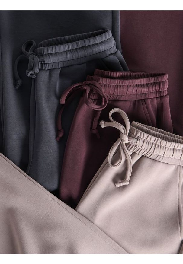 Reserved - Spodnie long leg - brązowy. Kolor: brązowy. Materiał: dzianina