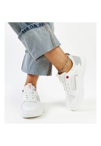Białe sneakersy damskie Cross Jeans. Okazja: na co dzień. Nosek buta: okrągły. Kolor: biały. Materiał: materiał, guma #3