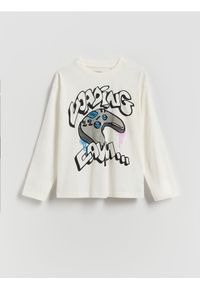 Reserved - Longsleeve z nadrukiem - złamana biel. Materiał: bawełna, dzianina. Długość rękawa: długi rękaw. Wzór: nadruk #1