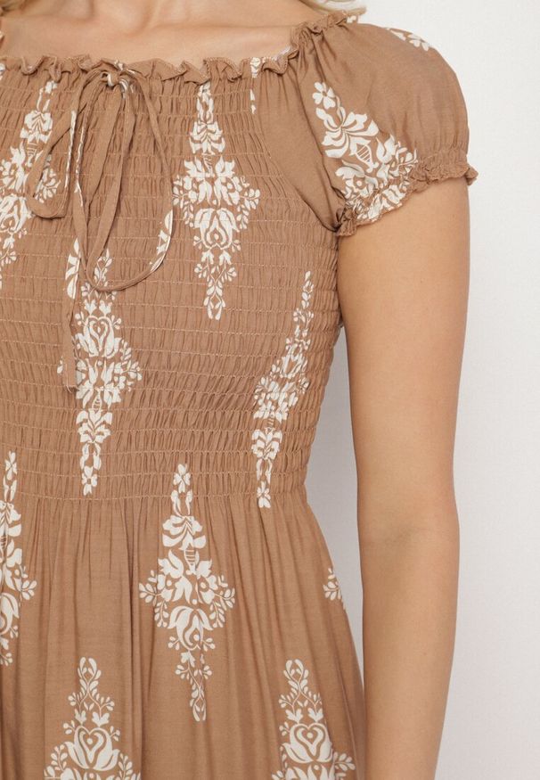 Born2be - Ciemnobeżowa Wiskozowa Sukienka z Marszczoną Góra i Wzorem Boho Ellifae. Okazja: na co dzień. Kolor: beżowy. Materiał: wiskoza. Wzór: aplikacja. Styl: boho
