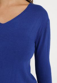 Born2be - Granatowy Sweter z Bawełną i Dekoltem w Serek Etarevia. Okazja: na co dzień. Typ kołnierza: dekolt w serek. Kolor: niebieski. Materiał: bawełna. Styl: casual #7