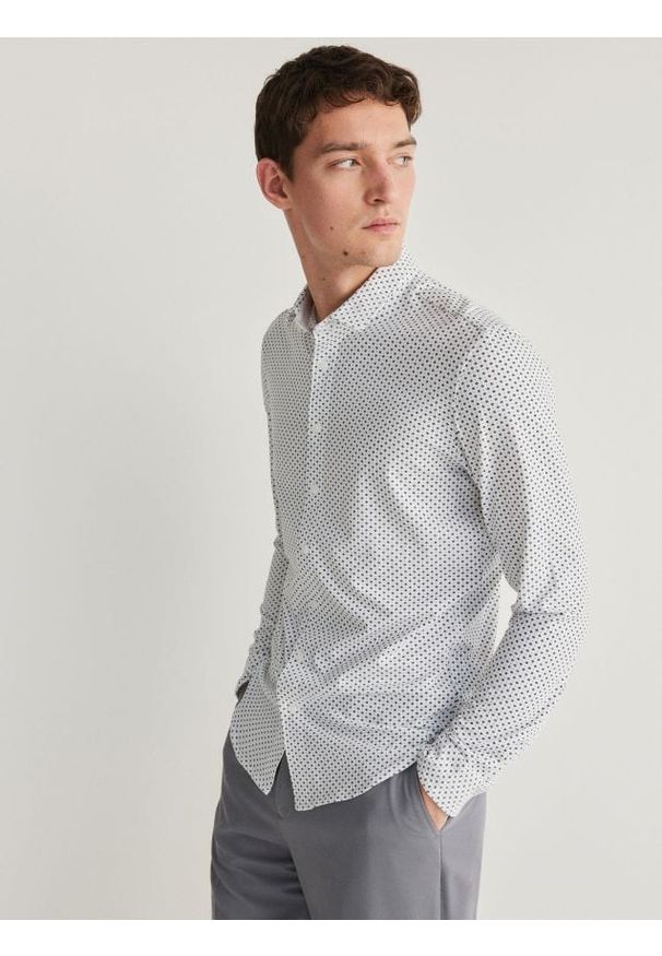 Reserved - Wzorzysta koszula slim fit - biały. Kolor: biały. Materiał: bawełna, tkanina