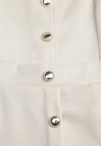 Renee - Jasnobeżowy Komplet z Kamizelką i Rozkloszowaną Spódnicą z Eleganckimi Guzikami Jenane. Kolor: beżowy #6