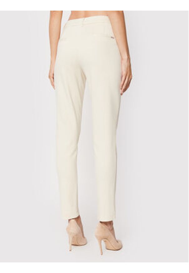 Guess Spodnie materiałowe Zoe W2YB01 K8RN0 Beżowy Regular Fit. Kolor: beżowy. Materiał: wiskoza
