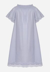 Born2be - Jasnoniebieska Bawełniana Sukienka Hiszpanka z Ażurowymi Zdobieniami Filissa. Okazja: na co dzień. Typ kołnierza: dekolt hiszpanka. Kolor: niebieski. Materiał: bawełna. Długość rękawa: krótki rękaw. Wzór: aplikacja, ażurowy. Typ sukienki: rozkloszowane, z odkrytymi ramionami. Styl: casual #2