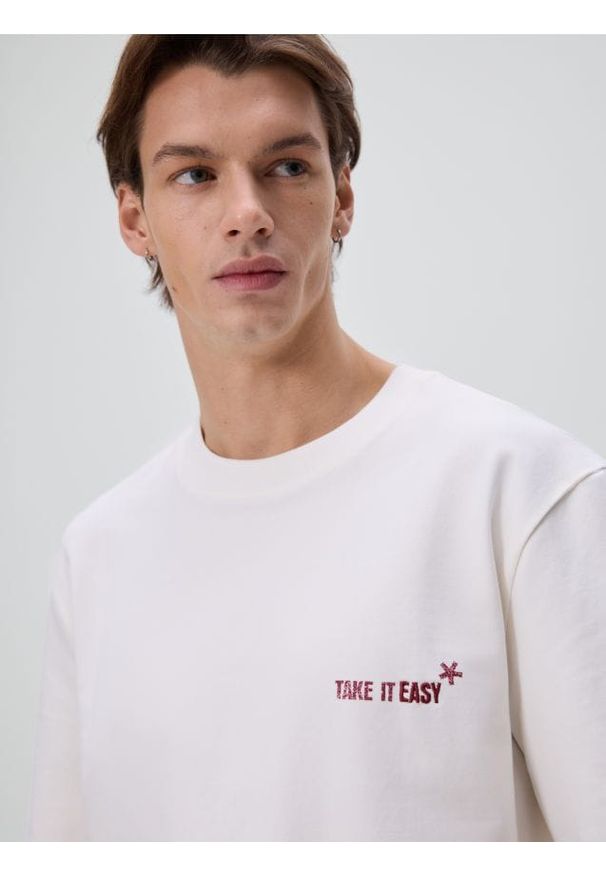 Reserved - T-shirt comfort z nadrukiem na plecach - złamana biel. Materiał: dzianina, bawełna. Wzór: nadruk