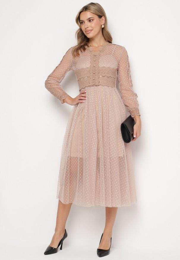 Born2be - Beżowa Tiulowa Sukienka Midi z Koronkowymi Tasiemkami i Długimi Rękawami Kabienne. Kolor: beżowy. Materiał: tiul, koronka. Długość rękawa: długi rękaw. Wzór: aplikacja, kropki. Długość: midi
