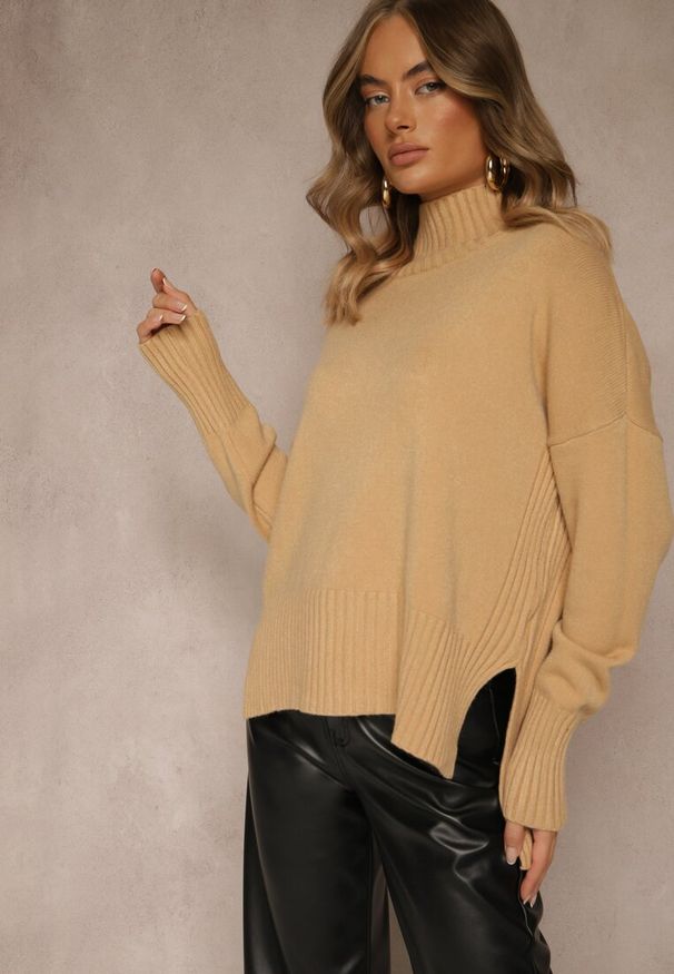 Renee - Beżowy Gładki Golf Casual Ralloria. Okazja: na co dzień. Typ kołnierza: golf. Kolor: beżowy. Materiał: prążkowany, jeans. Długość rękawa: długi rękaw. Długość: długie. Wzór: gładki. Styl: casual