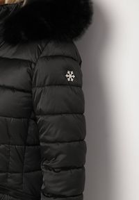 Born2be - Czarna Kurtka Pikowana o Długim Fasonie z Odpinanym Kapturem i Futerkiem Deliora. Okazja: na co dzień. Kolor: czarny. Materiał: futro. Długość: długie. Wzór: aplikacja. Styl: klasyczny, casual, elegancki #3