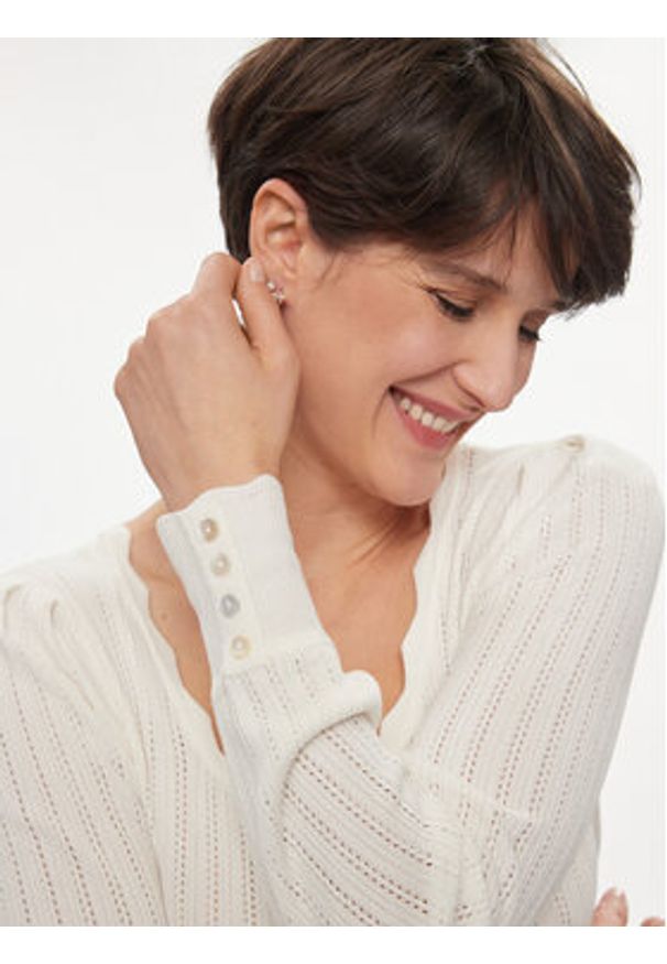 only - ONLY Sweter Meddi 15311544 Biały Regular Fit. Kolor: biały. Materiał: syntetyk