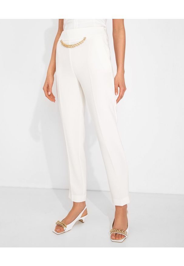 SIMONA CORSELLINI - Białe spodnie z aplikacją. Stan: podwyższony. Kolor: biały. Materiał: materiał. Wzór: aplikacja. Styl: elegancki