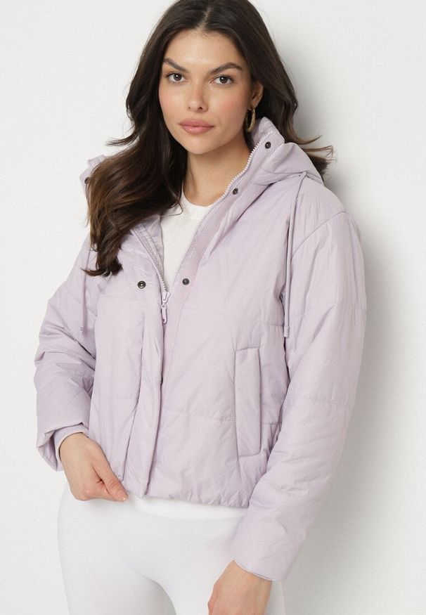 Born2be - Jasnofioletowa Pikowana Kurtka z Kapturem i Lekkim Ociepleniem Ninirila. Okazja: na spacer. Typ kołnierza: kaptur. Kolor: fioletowy. Materiał: jeans. Długość: krótkie. Styl: klasyczny, elegancki
