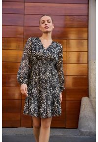 MOODO - Wzorzysta sukienka z dekoltem czarna. Kolor: czarny. Materiał: poliester #1