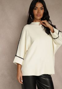 Renee - Jasnobeżowy Sweter Ozdobiony Lamówką na Rękawach Tusenna. Okazja: na co dzień. Kolor: beżowy. Materiał: jeans. Wzór: aplikacja. Styl: casual, elegancki, wizytowy #4