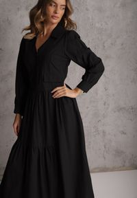 Renee - Czarna Rozkloszowana Sukienka Koszulowa z Bawełny i Wiskozy Zdobiona Klapami Gleta. Okazja: na co dzień. Kolor: czarny. Materiał: wiskoza, bawełna. Wzór: aplikacja. Typ sukienki: koszulowe. Styl: casual, elegancki #8