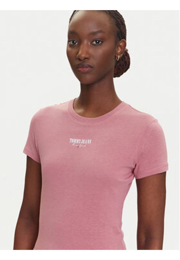 Tommy Jeans T-Shirt Essential DW0DW20913 Różowy Slim Fit. Kolor: różowy. Materiał: wiskoza