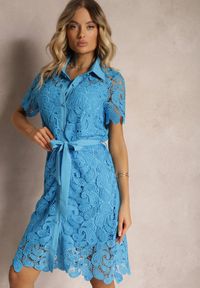 Renee - Niebieska Koronkowa Sukienka Koszulowa Midi z Paskiem Azariela. Kolor: niebieski. Materiał: koronka. Typ sukienki: koszulowe. Długość: midi