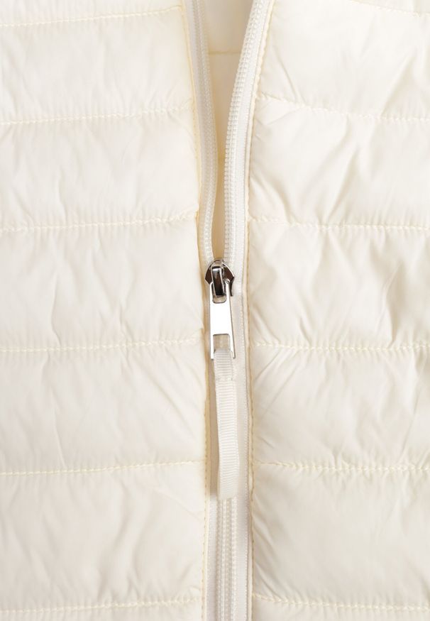Born2be - Jasnobeżowa Klasyczna Kurtka Przejściowa z Pikowaniem i Odpinanym Kapturem Pretiella. Okazja: na co dzień, na spacer. Kolor: beżowy. Materiał: jeans, nylon. Styl: klasyczny