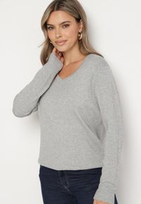 Born2be - Szary Klasyczny Sweter z Dodatkiem Bawełny i Wiskozy z Dekoltem w Serek Miabellea. Okazja: na co dzień. Typ kołnierza: dekolt w serek. Kolekcja: plus size. Kolor: szary. Materiał: bawełna, wiskoza. Styl: klasyczny #5