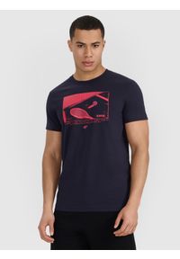 4f - 4F T-shirt regular z nadrukiem męski - granatowy S. Okazja: na co dzień. Kolor: niebieski. Materiał: bawełna, materiał, jersey. Długość rękawa: krótki rękaw. Długość: krótkie. Wzór: nadruk. Styl: klasyczny, sportowy, casual