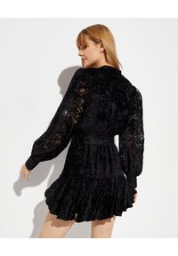 ROCOCO SAND - Czarna sukienka wykończona koronką. Kolor: czarny. Materiał: koronka. Wzór: koronka. Typ sukienki: rozkloszowane. Długość: mini
