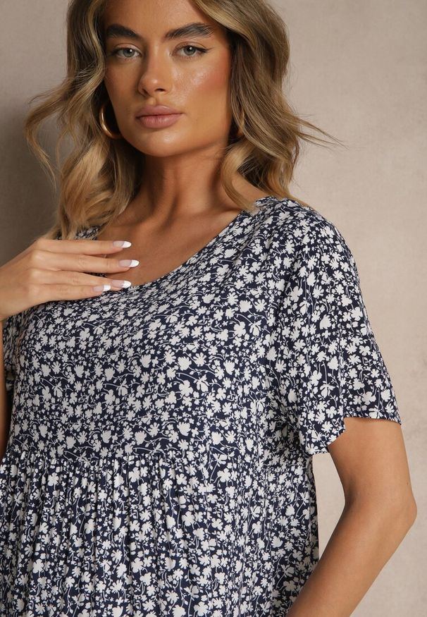Renee - Niebieska Rozkloszowana Sukienka z Bawełną w Kwiaty Mevazia. Okazja: na co dzień. Kolor: niebieski. Materiał: bawełna. Wzór: kwiaty. Typ sukienki: proste. Styl: casual