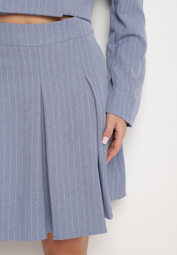 Born2be - Niebieska Spódnica w Delikatne Paski o Rozkloszowanym Kroju z Plisami Redamara. Okazja: na co dzień. Kolor: niebieski. Wzór: paski. Styl: elegancki, casual, klasyczny