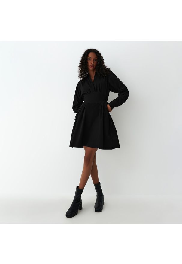 Mohito - Sukienka mini z gorsetem - Czarny. Typ kołnierza: dekolt gorset. Kolor: czarny. Typ sukienki: gorsetowe. Długość: mini