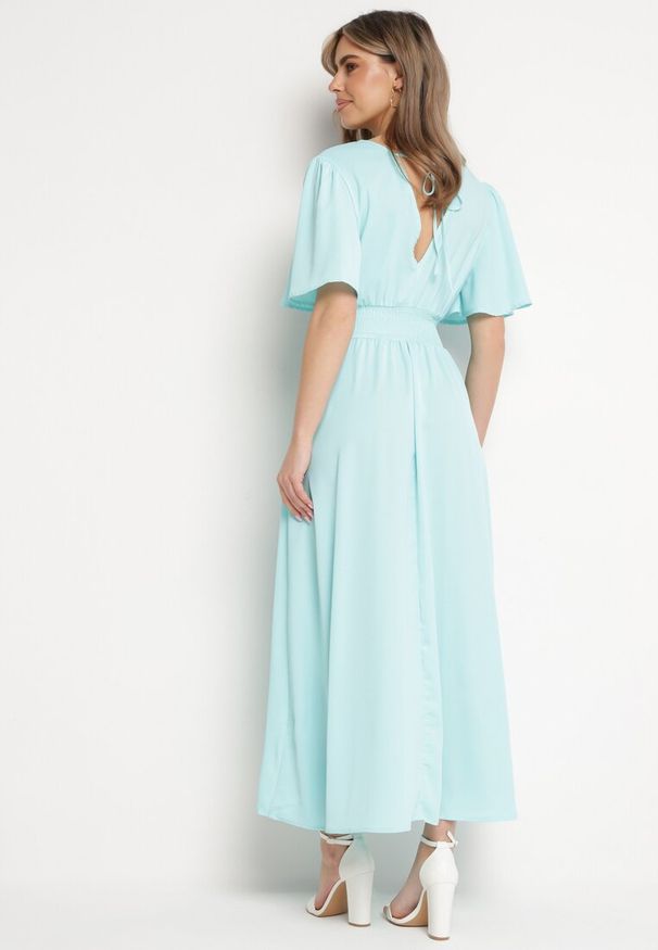 Born2be - Jasnoniebieska Sukienka z Rozkloszowanymi Rękawami Gumką w Pasie i Wiązaniem na Plecach Larielle. Okazja: na imprezę, na co dzień. Typ kołnierza: dekolt w kształcie V. Kolor: niebieski. Materiał: bawełna. Typ sukienki: proste. Styl: casual, elegancki