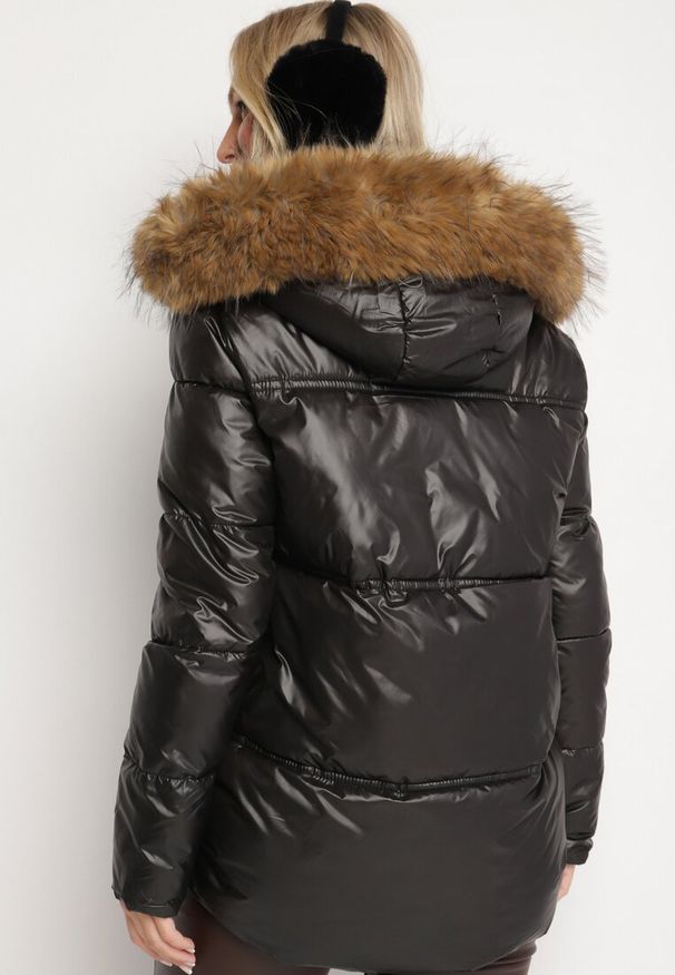 Born2be - Czarna Kurtka Pikowana z Kapturem z Odpinanym Futerkiem i Dłuższym Tyłem Clorina. Okazja: na co dzień. Typ kołnierza: kaptur. Kolor: czarny. Materiał: futro. Długość: długie. Wzór: aplikacja. Styl: elegancki, casual, klasyczny, sportowy