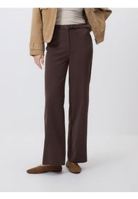 Reserved - Spodnie z paskiem - ciemnobrązowy. Kolor: brązowy. Materiał: wiskoza, tkanina. Wzór: gładki