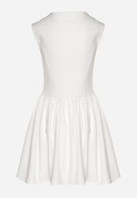 Born2be - Biała Rozkloszowana Sukienka Ozdobiona Kwadratowym Dekoltem Halelira. Okazja: na co dzień. Typ kołnierza: dekolt kwadratowy. Kolor: biały. Wzór: aplikacja. Typ sukienki: rozkloszowane, proste. Styl: klasyczny, casual, elegancki #5