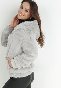 Born2be - Jasnoszara Kurtka Futerko Teddy Oversize Denon. Typ kołnierza: kaptur. Kolor: szary. Materiał: futro. Sezon: zima, jesień #3