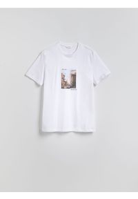 Reserved - T-shirt regular z nadrukiem - biały. Kolor: biały. Materiał: bawełna, dzianina. Wzór: nadruk