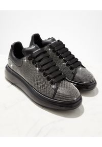 Alexander McQueen - ALEXANDER MCQUEEN - Sneakersy z drobnymi kryształami. Nosek buta: okrągły. Zapięcie: sznurówki. Kolor: czarny. Materiał: guma #4