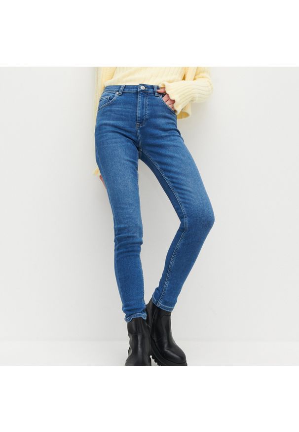 Reserved - Jeansy slim z wysokim stanem - Niebieski. Stan: podwyższony. Kolor: niebieski. Materiał: jeans