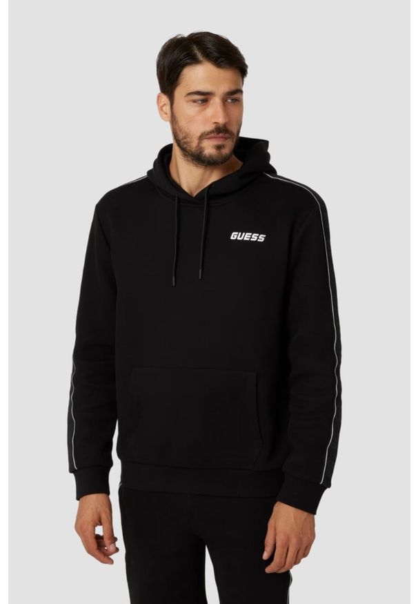 Guess - GUESS Czarna męska bluza z lampasami Mickey, Rozmiar L. Okazja: na co dzień. Kolor: czarny. Materiał: poliester, bawełna, materiał. Styl: casual, elegancki, sportowy