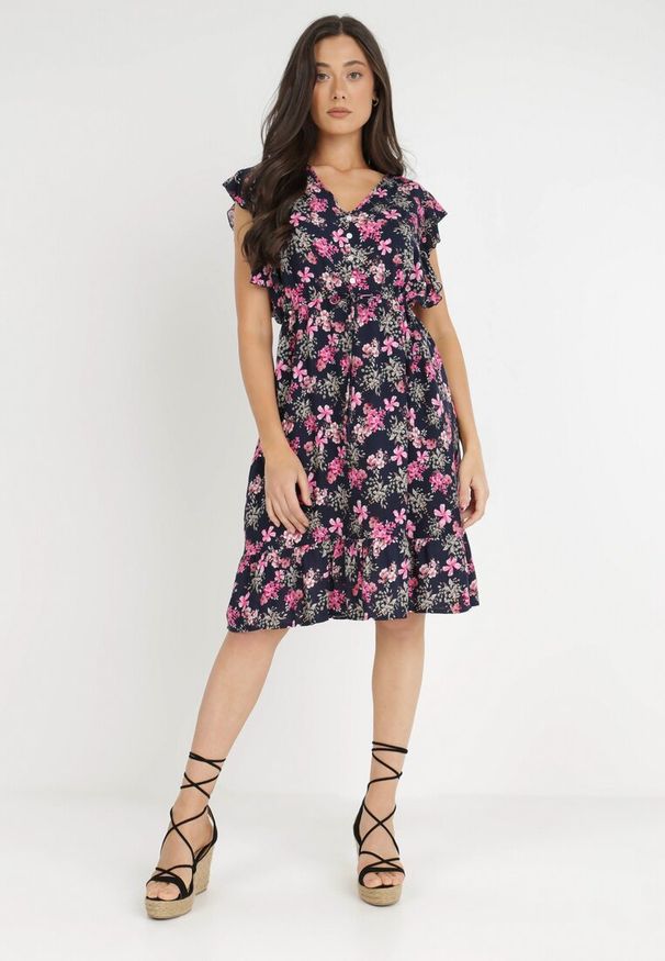 Born2be - Granatowa Sukienka z Wiskozy Actamia. Okazja: do pracy, na co dzień, na spotkanie biznesowe. Typ kołnierza: kokarda, kołnierz z falbankami. Kolor: niebieski. Materiał: wiskoza. Wzór: kwiaty. Typ sukienki: proste. Styl: elegancki, biznesowy, klasyczny, casual. Długość: mini