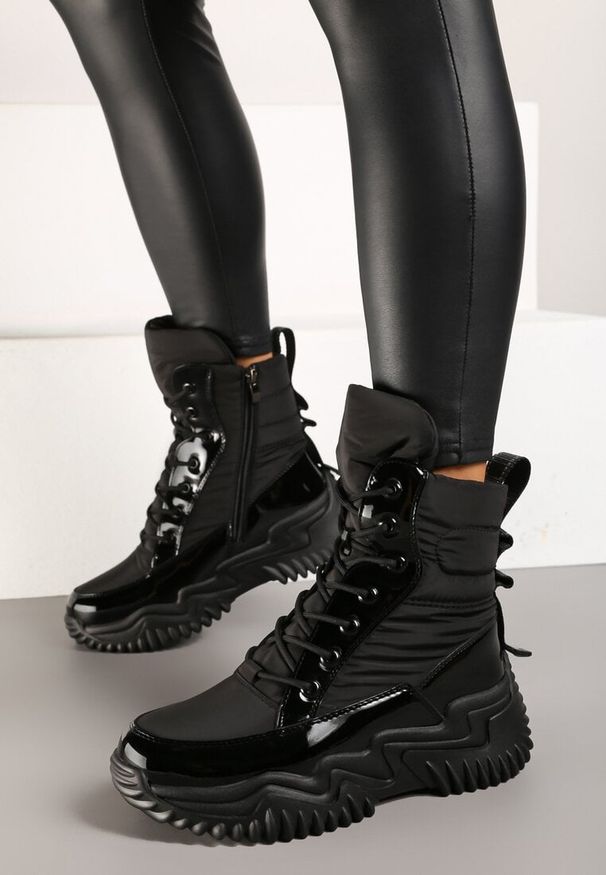 Born2be - Czarne Śniegowce na Grubej Tłoczonej Podeszwie ze Sznurowaniem Cedilia. Okazja: na co dzień. Kolor: czarny. Materiał: futro, jeans, lakier. Styl: casual, sportowy