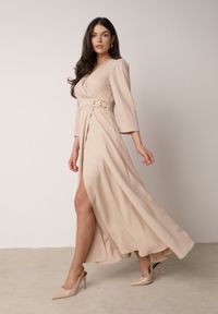 Born2be - Beżowa Kopertowa Sukienka Wieczorowa z Metaliczną Aplikacją w Talii Henalana. Okazja: na imprezę. Typ kołnierza: dekolt w serek. Kolor: beżowy. Wzór: aplikacja. Typ sukienki: kopertowe. Styl: wizytowy #2
