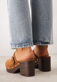 Renee - Brązowe Klapki Chodaki na Słupku z Cholewką z Nitami i Paskiem z Klamerką Jinnor. Kolor: brązowy. Materiał: zamsz. Wzór: ażurowy, haft. Sezon: lato. Obcas: na słupku. Styl: boho, rockowy. Wysokość obcasa: średni #5