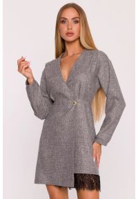 MOE - Elegancka sukienka tweedowa trapezowa kopertowa szara. Okazja: na randkę, na imprezę. Typ kołnierza: dekolt kopertowy, dekolt w kształcie V. Kolor: szary, czerwony, różowy. Materiał: tkanina, poliester, dzianina, koronka. Długość rękawa: długi rękaw. Typ sukienki: trapezowe, kopertowe. Styl: elegancki. Długość: mini #1