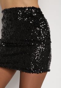 Born2be - Czarna Spódnica Ozdobiona Cekinami o Dopasowanym Kroju Vetisale. Kolor: czarny. Materiał: poliester. Wzór: aplikacja. Styl: elegancki #2