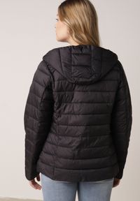 Born2be - Czarna Przejściowa Kurtka z Kapturem i Pikowanymi Przeszyciami Pretilda. Okazja: na co dzień. Typ kołnierza: kaptur. Kolor: czarny. Materiał: jeans, nylon. Styl: casual, elegancki, klasyczny #8